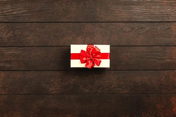Подарочная упаковка из фанеры с гравировкой логотипа